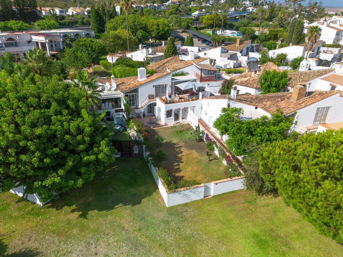 2 Bed Semi-Detached House in Estepona
