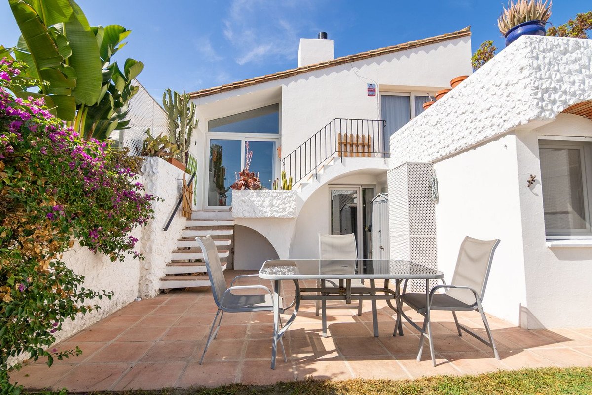 2 Bed Semi-Detached House in Estepona