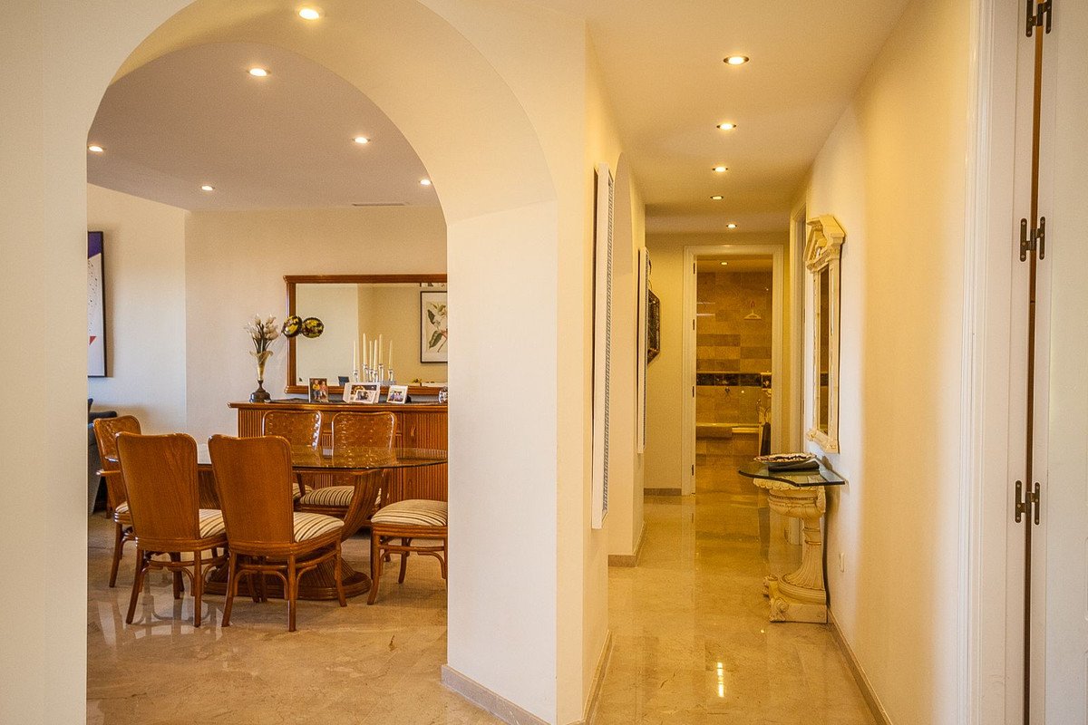 3 Bed Middle Floor Apartment in Elviria