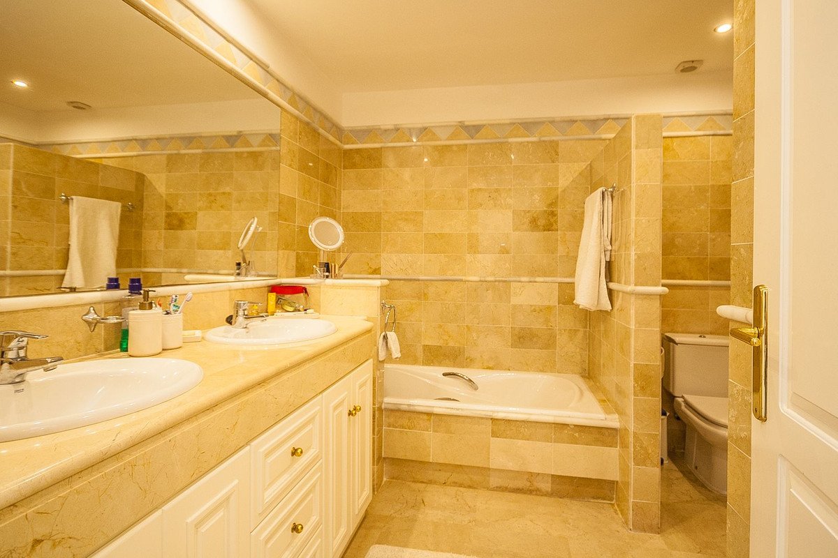 3 Bed Middle Floor Apartment in Elviria