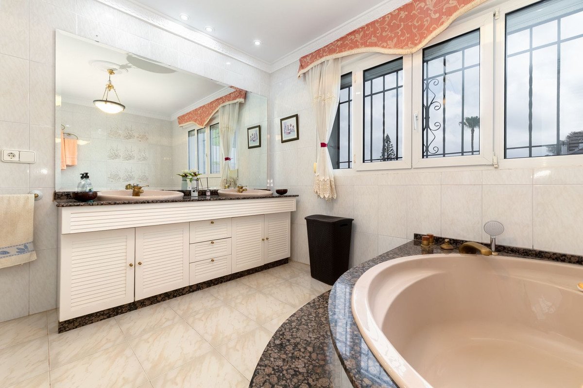7 Bed Detached Villa in Alhaurín de la Torre