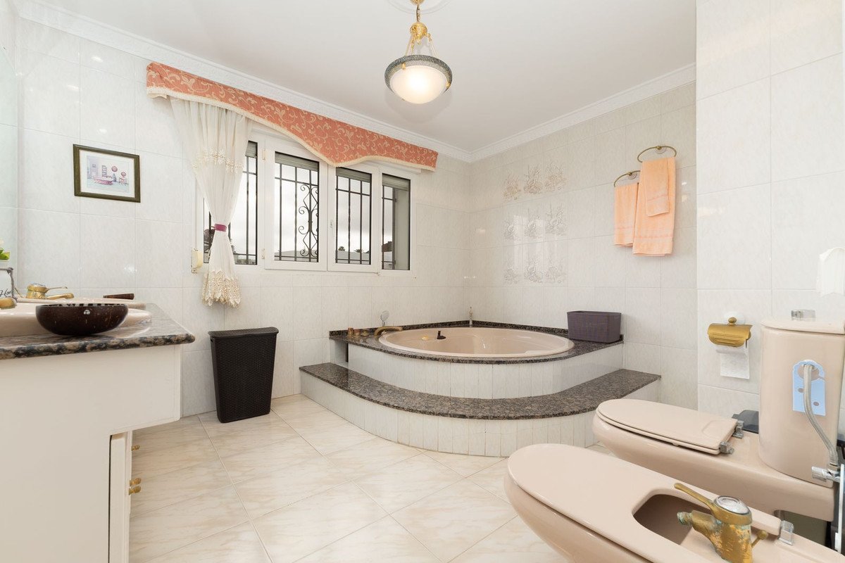 7 Bed Detached Villa in Alhaurín de la Torre