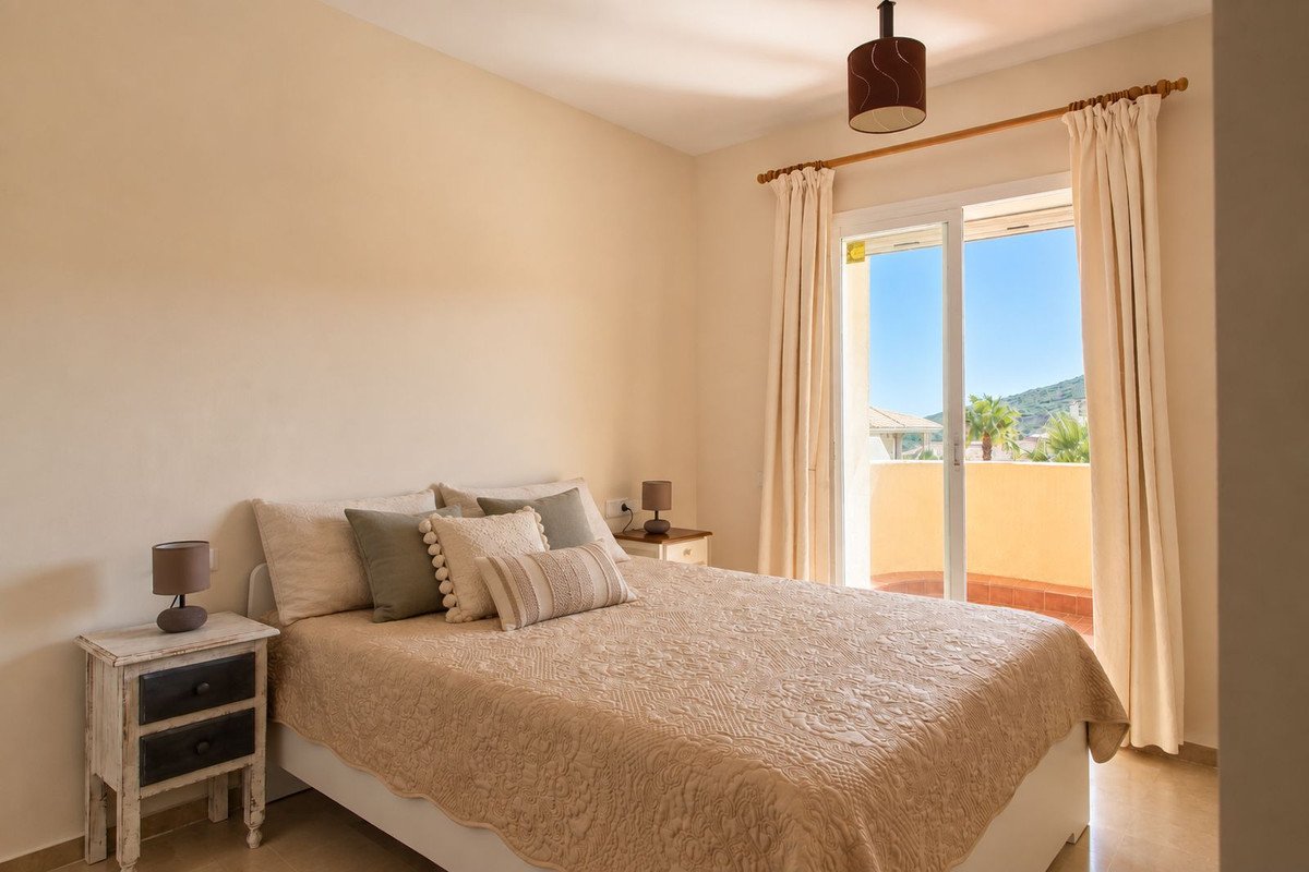 2 Bed Middle Floor Apartment in Manilva
