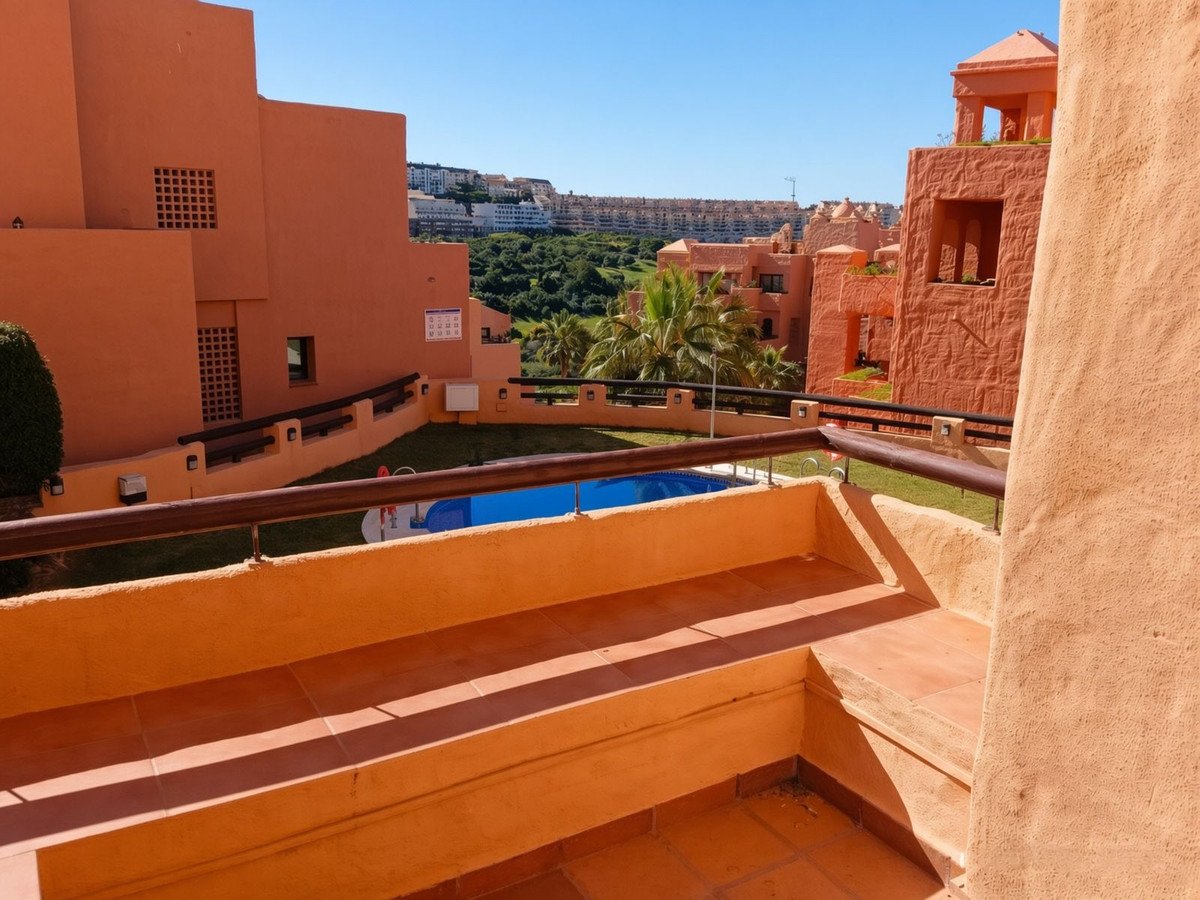 2 Bed Ground Floor Apartment in La Duquesa