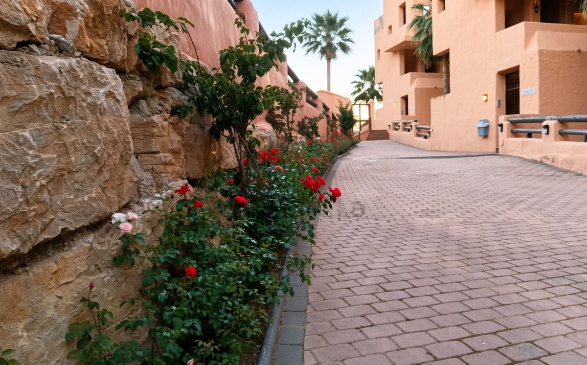 2 Bed Ground Floor Apartment in La Duquesa
