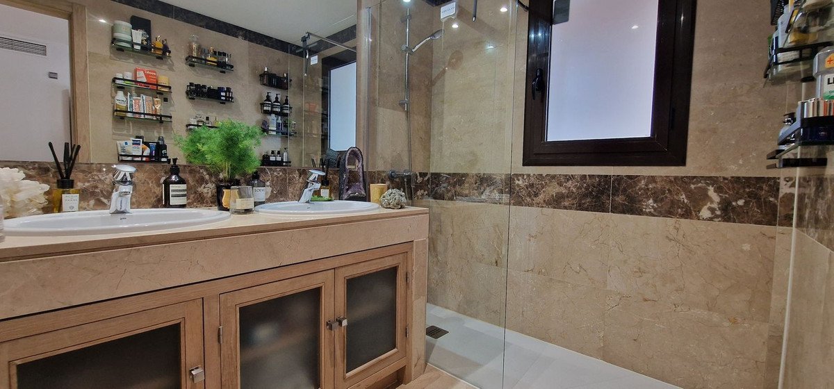 2 Bed Ground Floor Apartment in La Duquesa