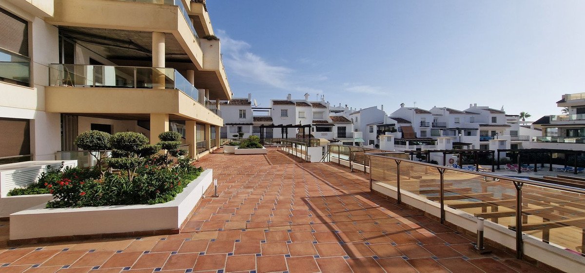 2 Bed Ground Floor Apartment in La Duquesa