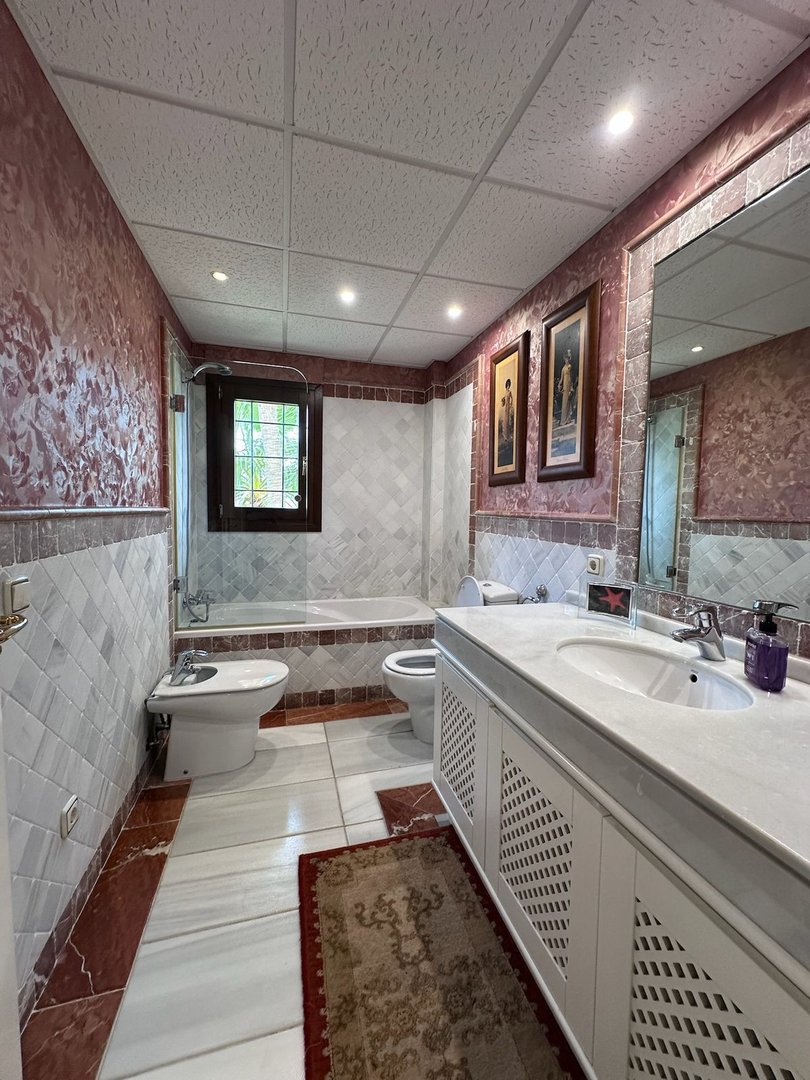 4 Bed Middle Floor Apartment in The Golden Mile