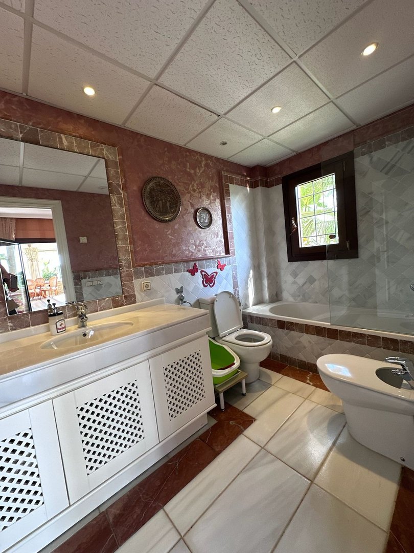 4 Bed Middle Floor Apartment in The Golden Mile