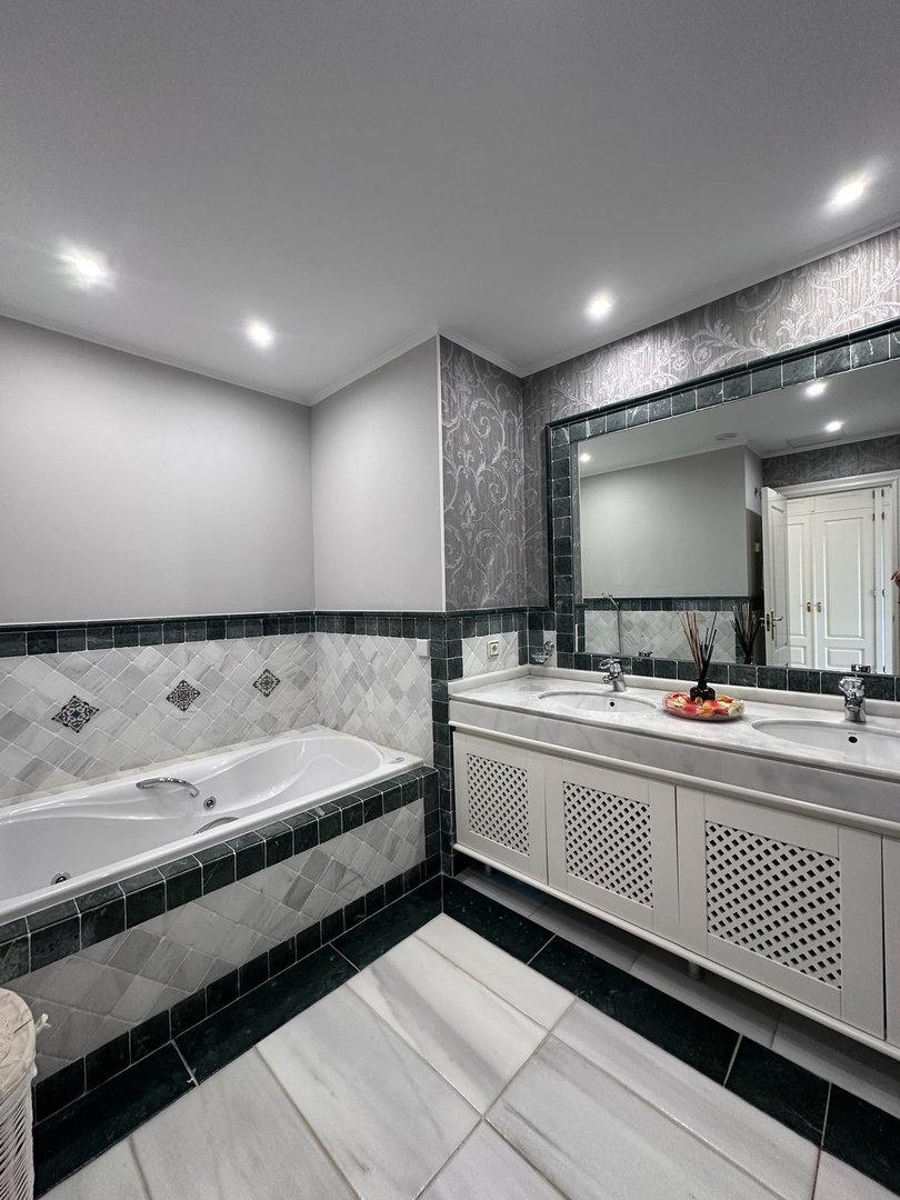 4 Bed Middle Floor Apartment in The Golden Mile