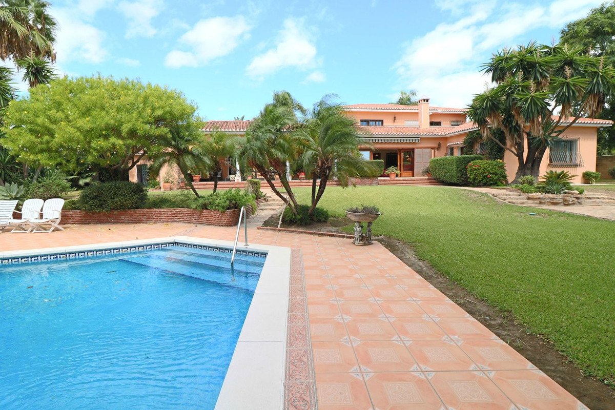 6 Bed Detached Villa in El Paraiso