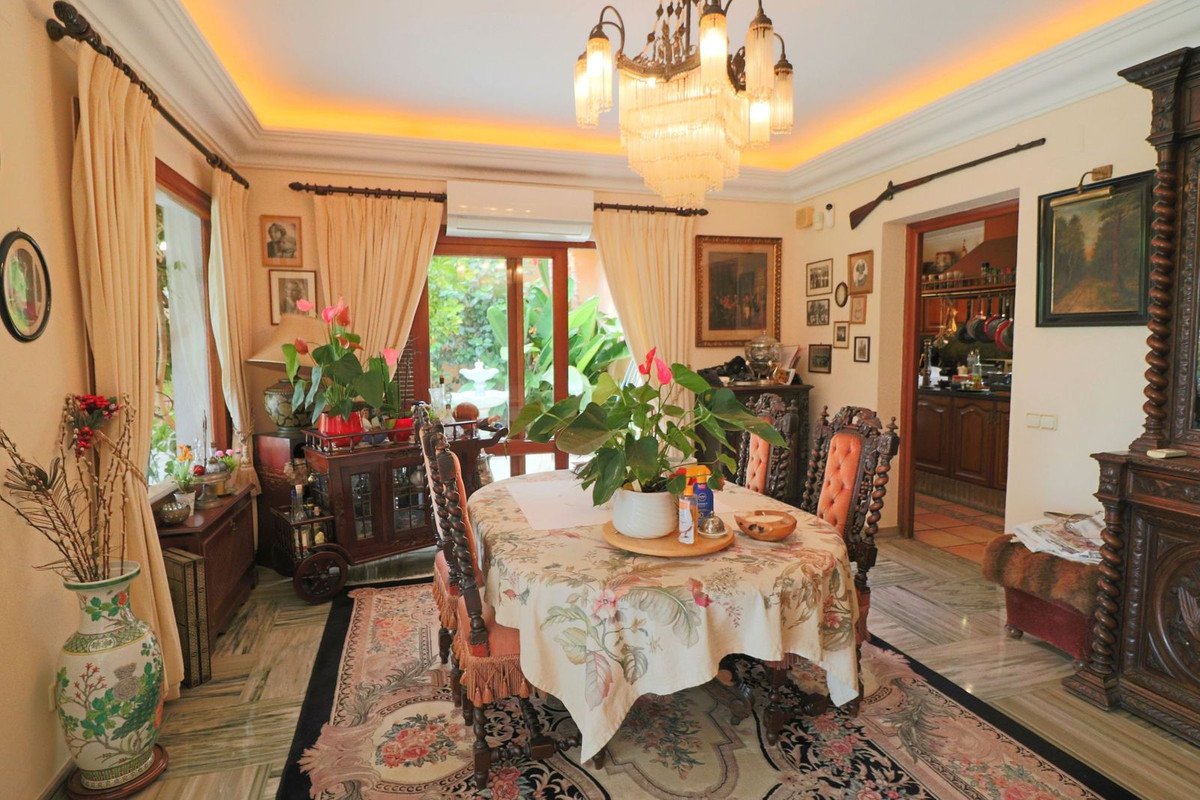 6 Bed Detached Villa in El Paraiso