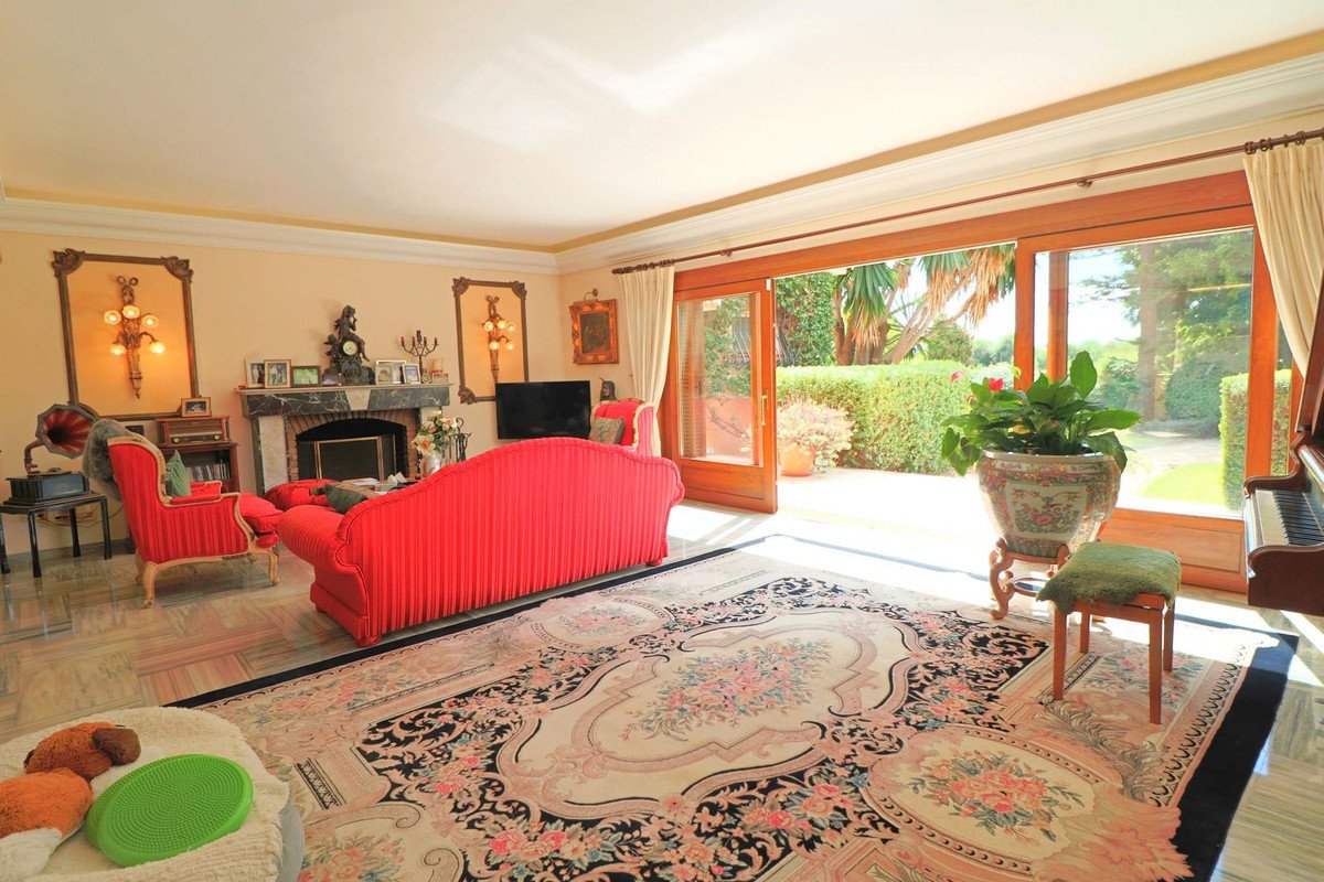 6 Bed Detached Villa in El Paraiso