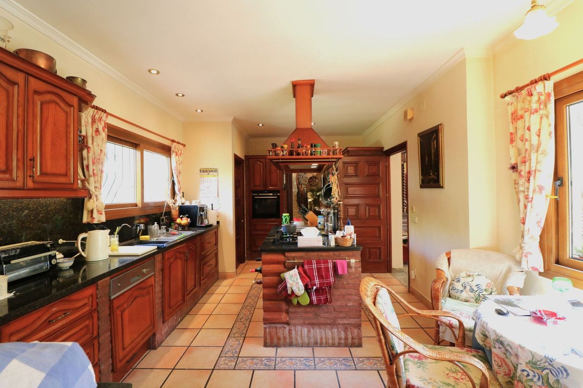 6 Bed Detached Villa in El Paraiso