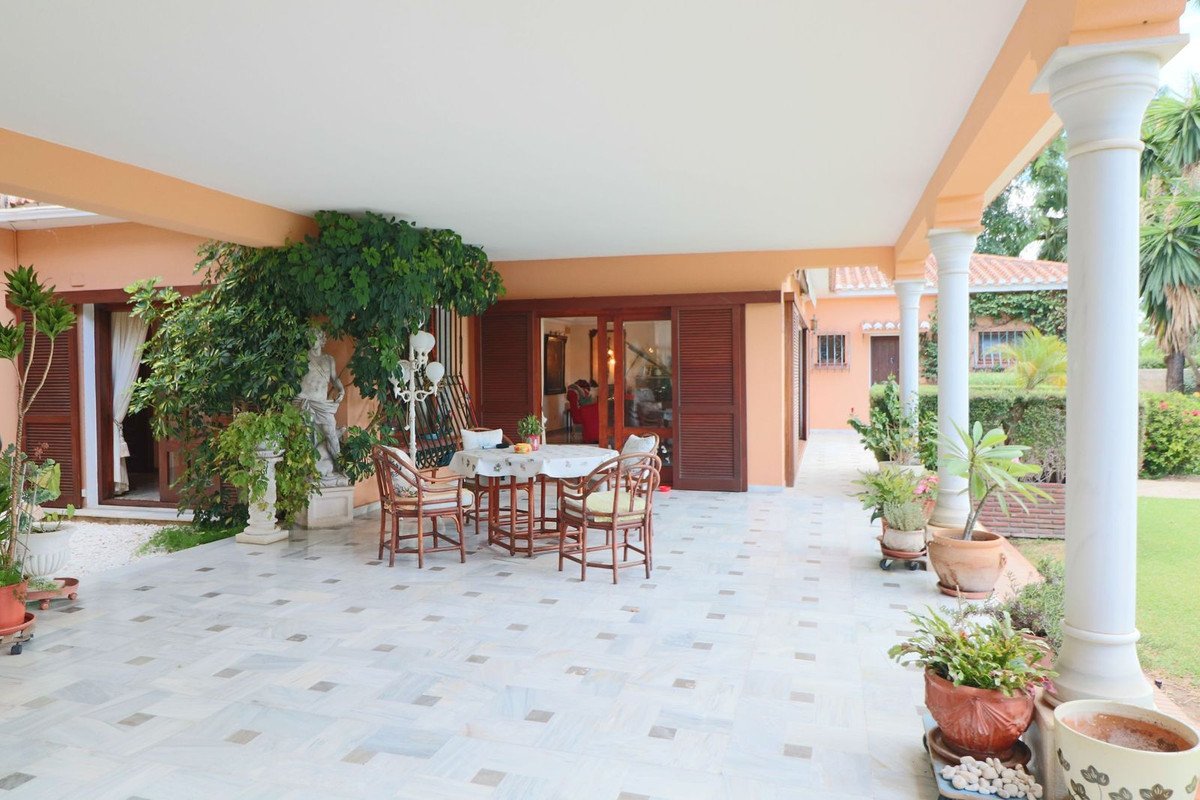 6 Bed Detached Villa in El Paraiso