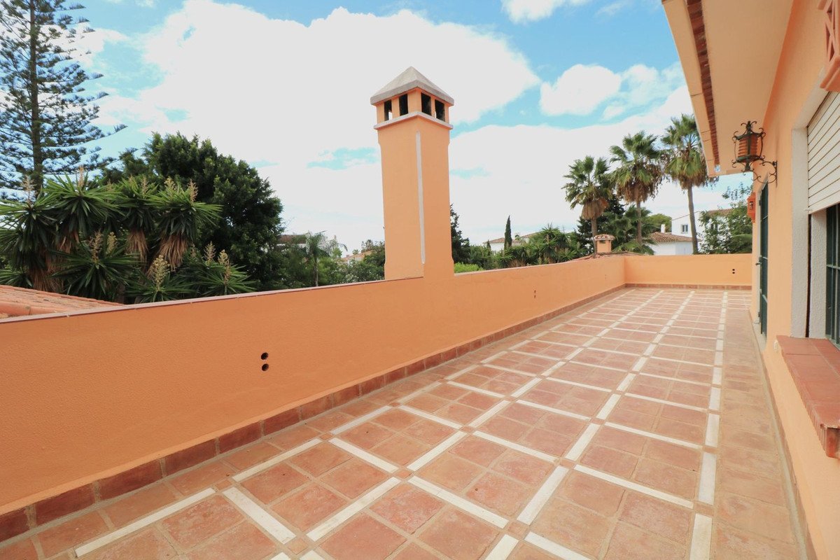 6 Bed Detached Villa in El Paraiso
