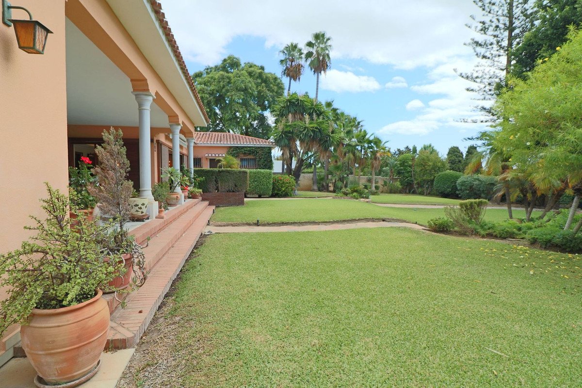 6 Bed Detached Villa in El Paraiso
