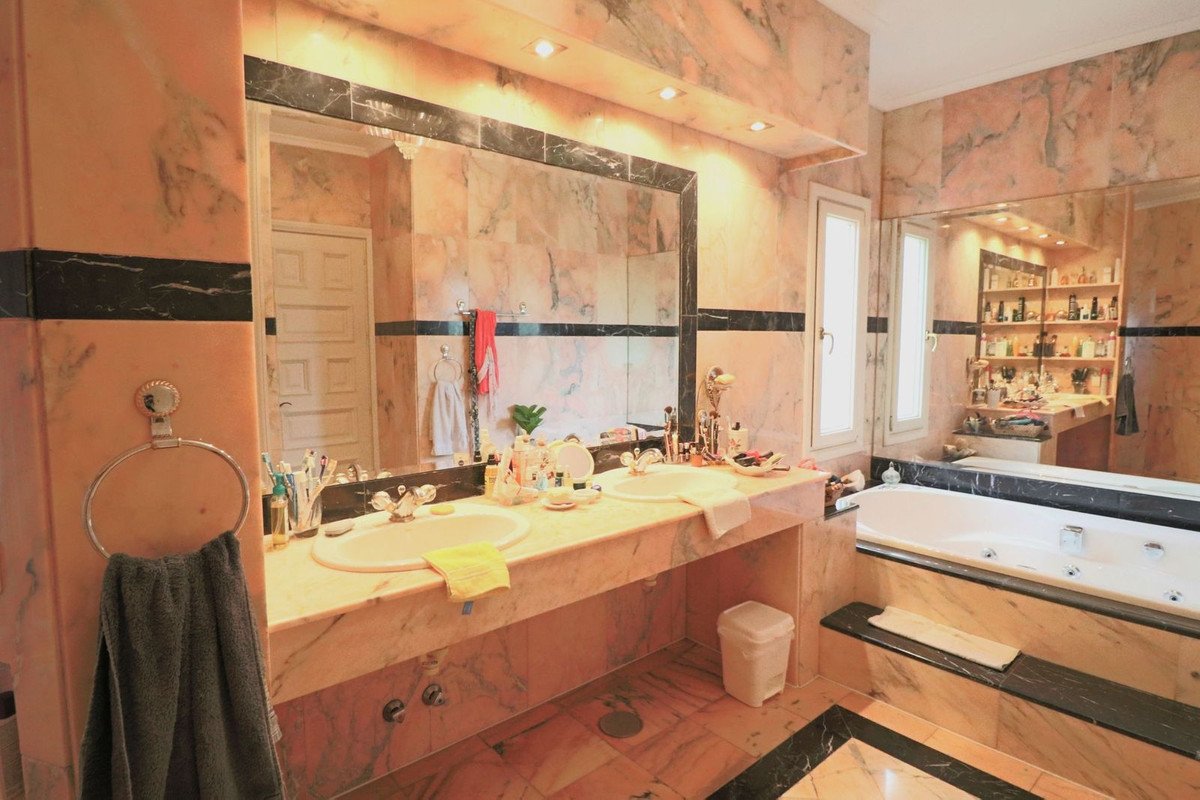 6 Bed Detached Villa in El Paraiso