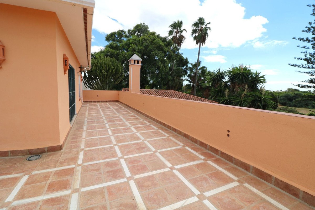 6 Bed Detached Villa in El Paraiso