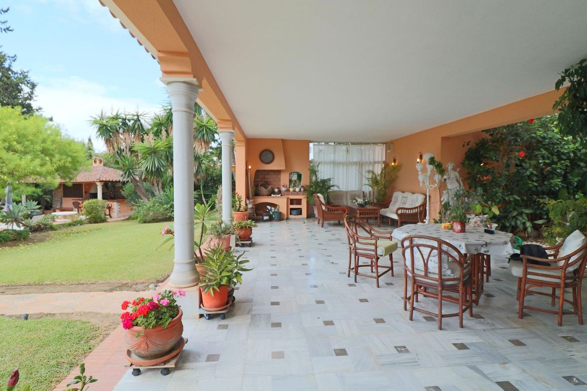 6 Bed Detached Villa in El Paraiso
