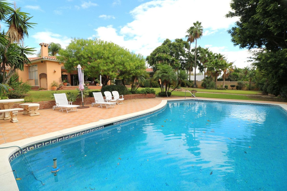 6 Bed Detached Villa in El Paraiso