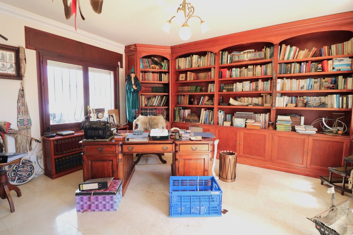 6 Bed Detached Villa in El Paraiso
