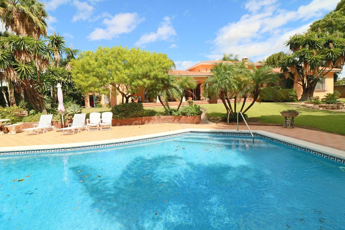6 Bed Detached Villa in El Paraiso