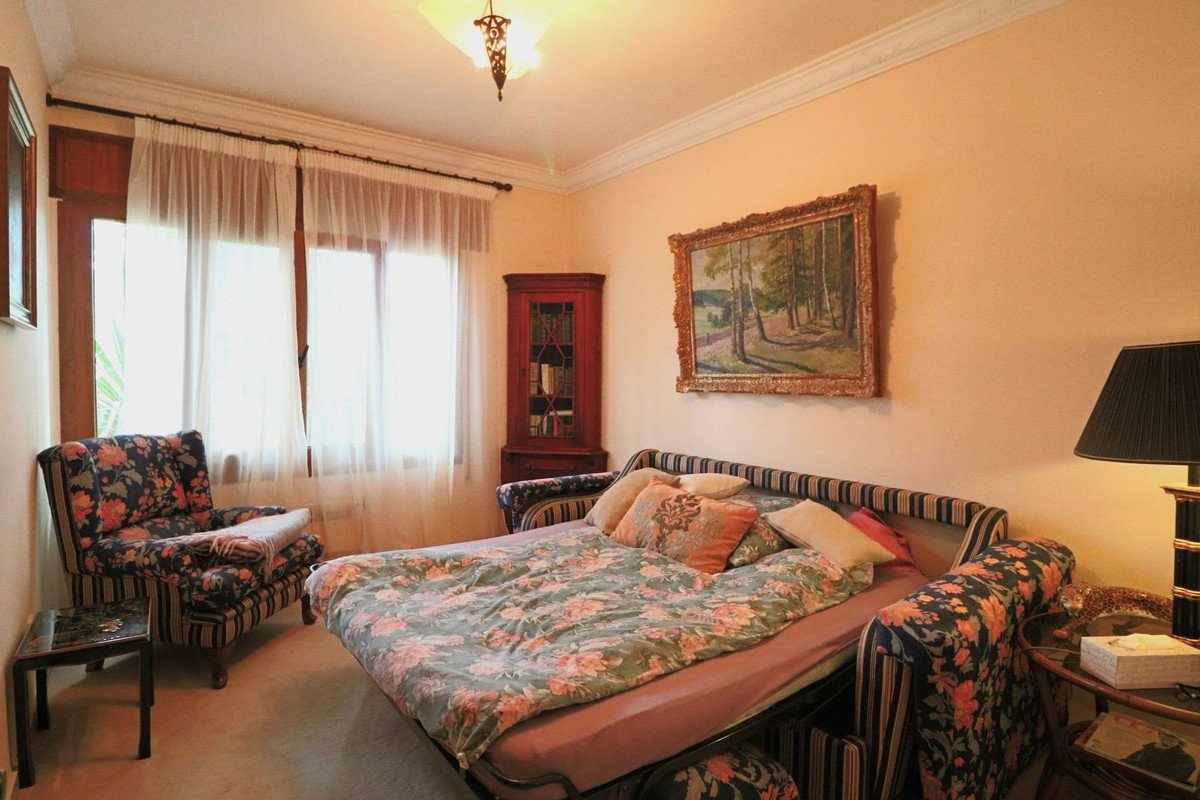 6 Bed Detached Villa in El Paraiso