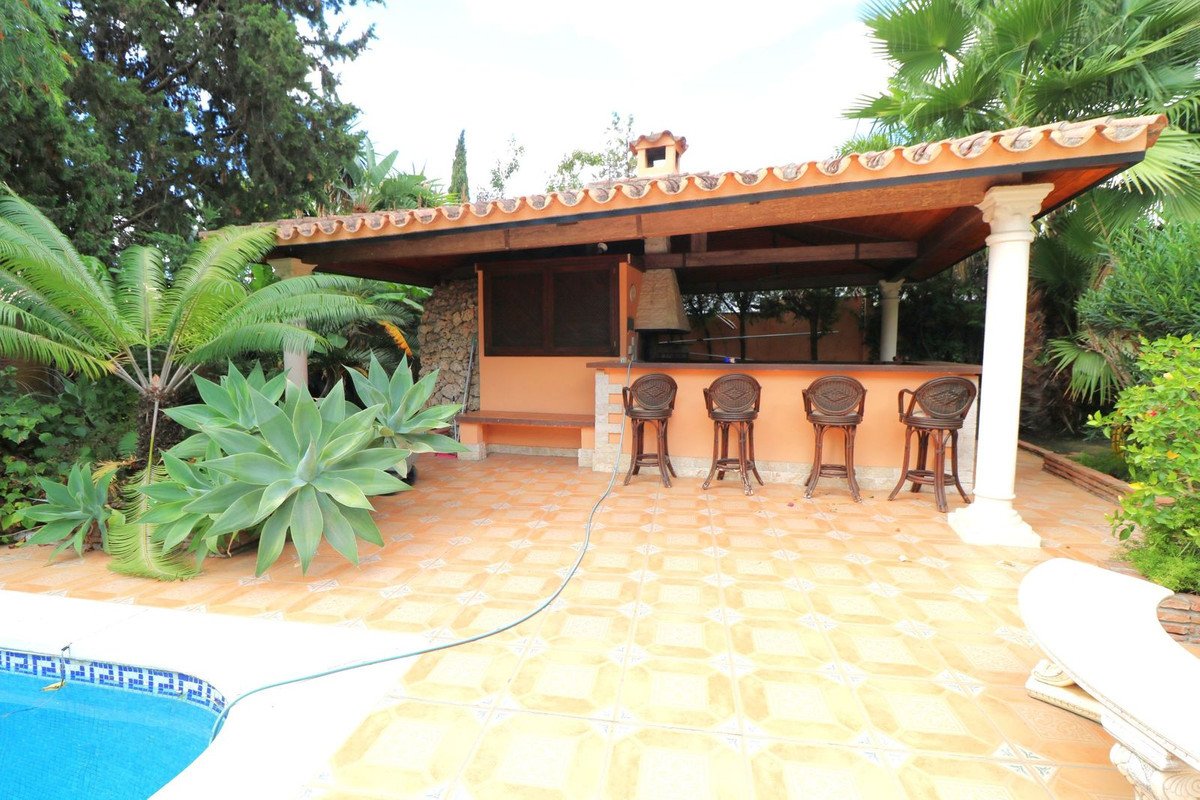 6 Bed Detached Villa in El Paraiso