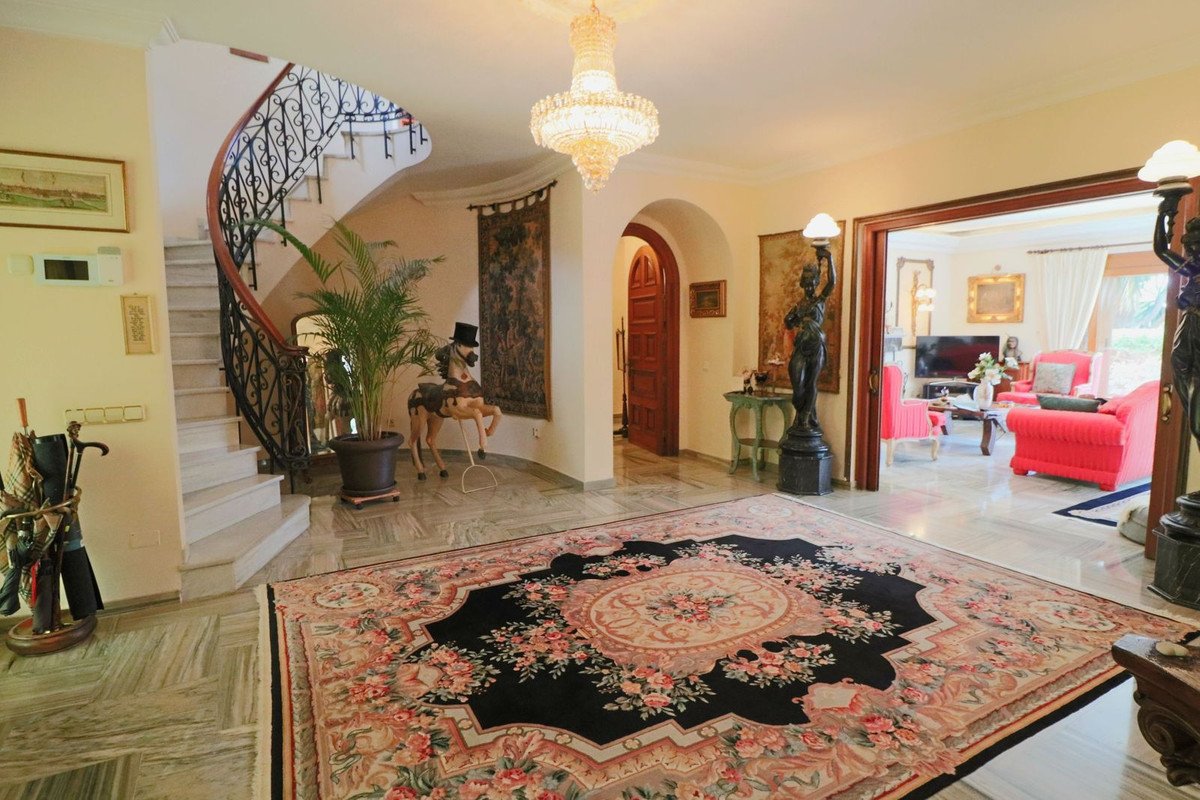 6 Bed Detached Villa in El Paraiso