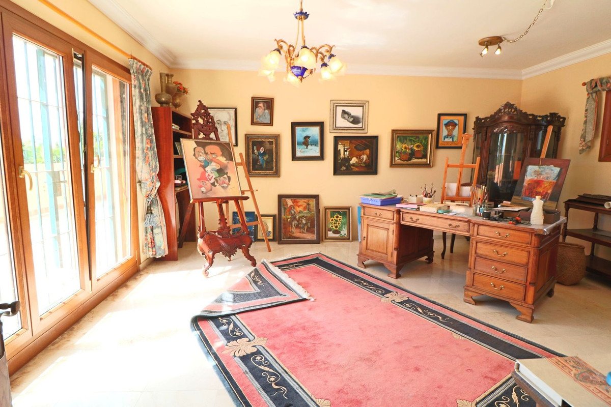 6 Bed Detached Villa in El Paraiso