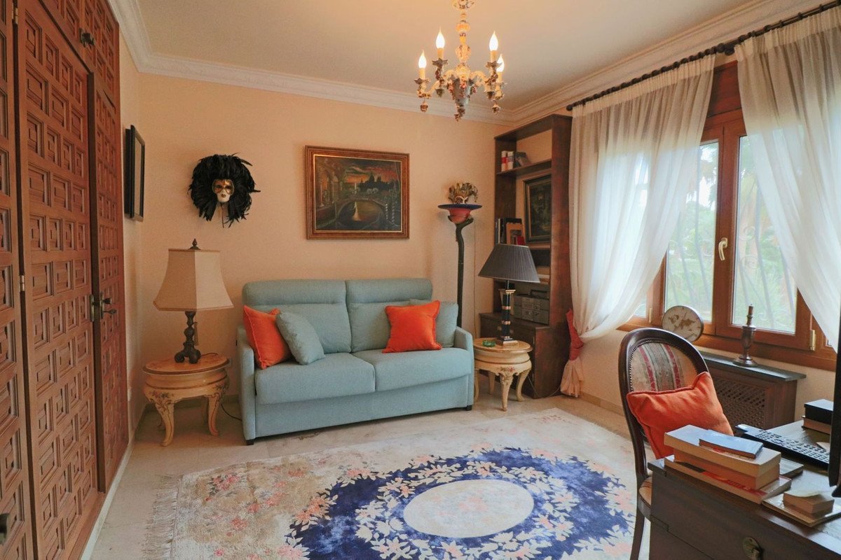 6 Bed Detached Villa in El Paraiso