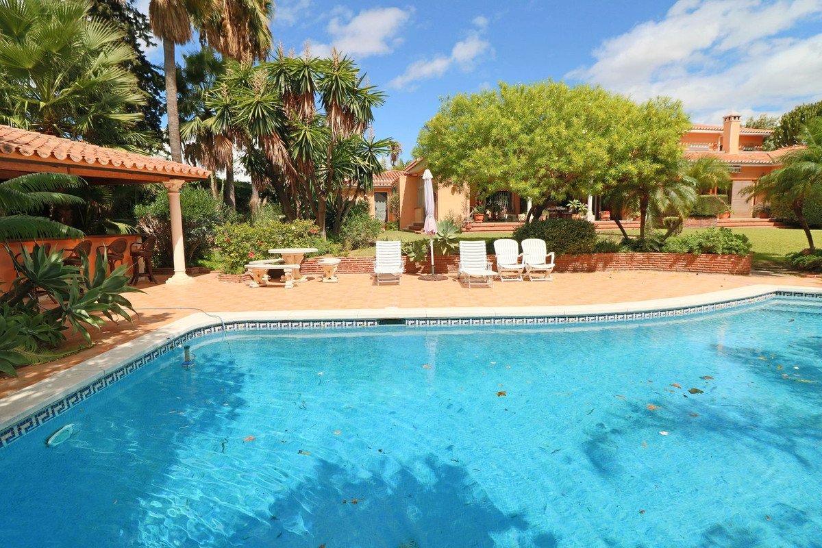 6 Bed Detached Villa in El Paraiso