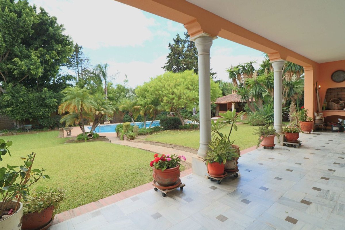 6 Bed Detached Villa in El Paraiso
