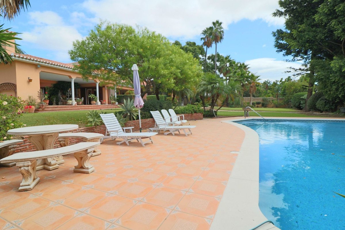 6 Bed Detached Villa in El Paraiso