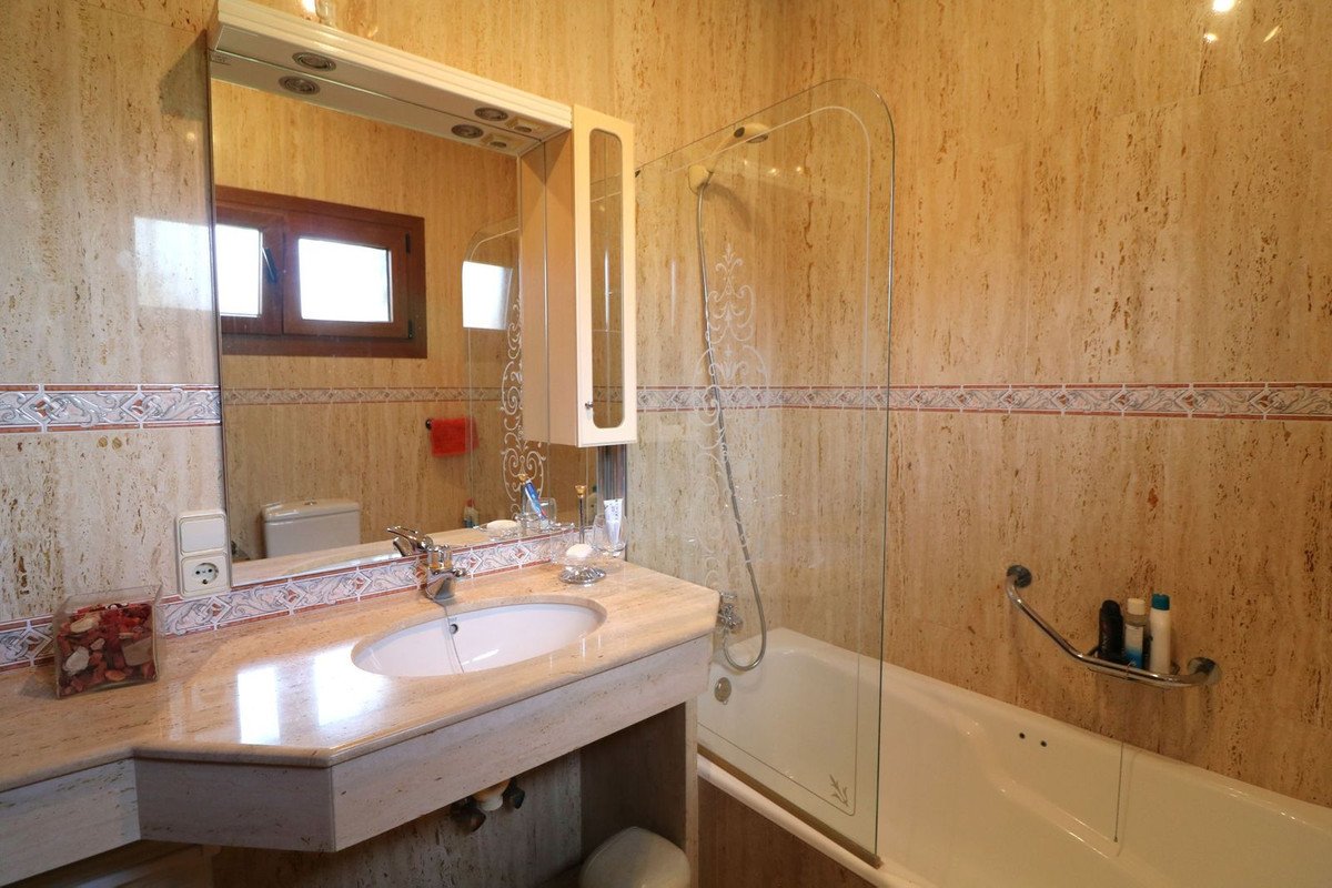 6 Bed Detached Villa in El Paraiso