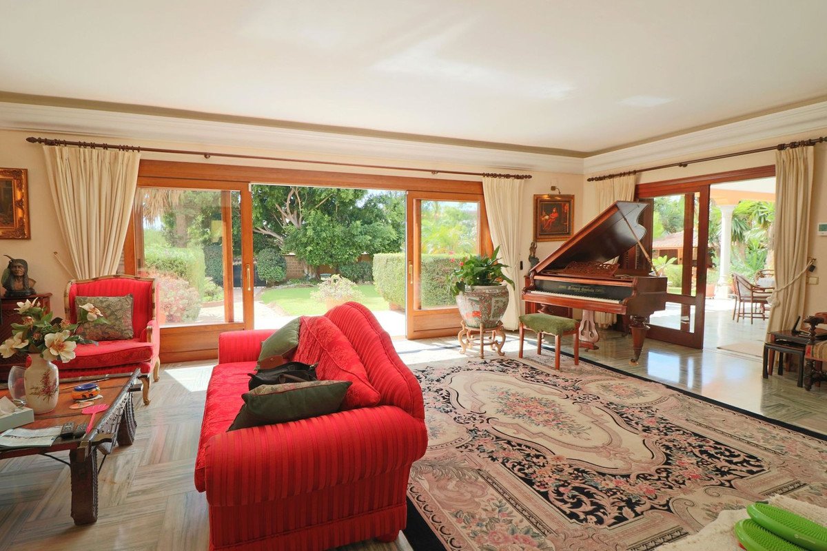 6 Bed Detached Villa in El Paraiso