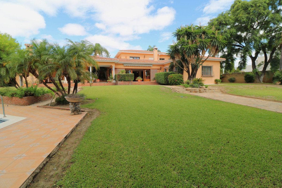 6 Bed Detached Villa in El Paraiso