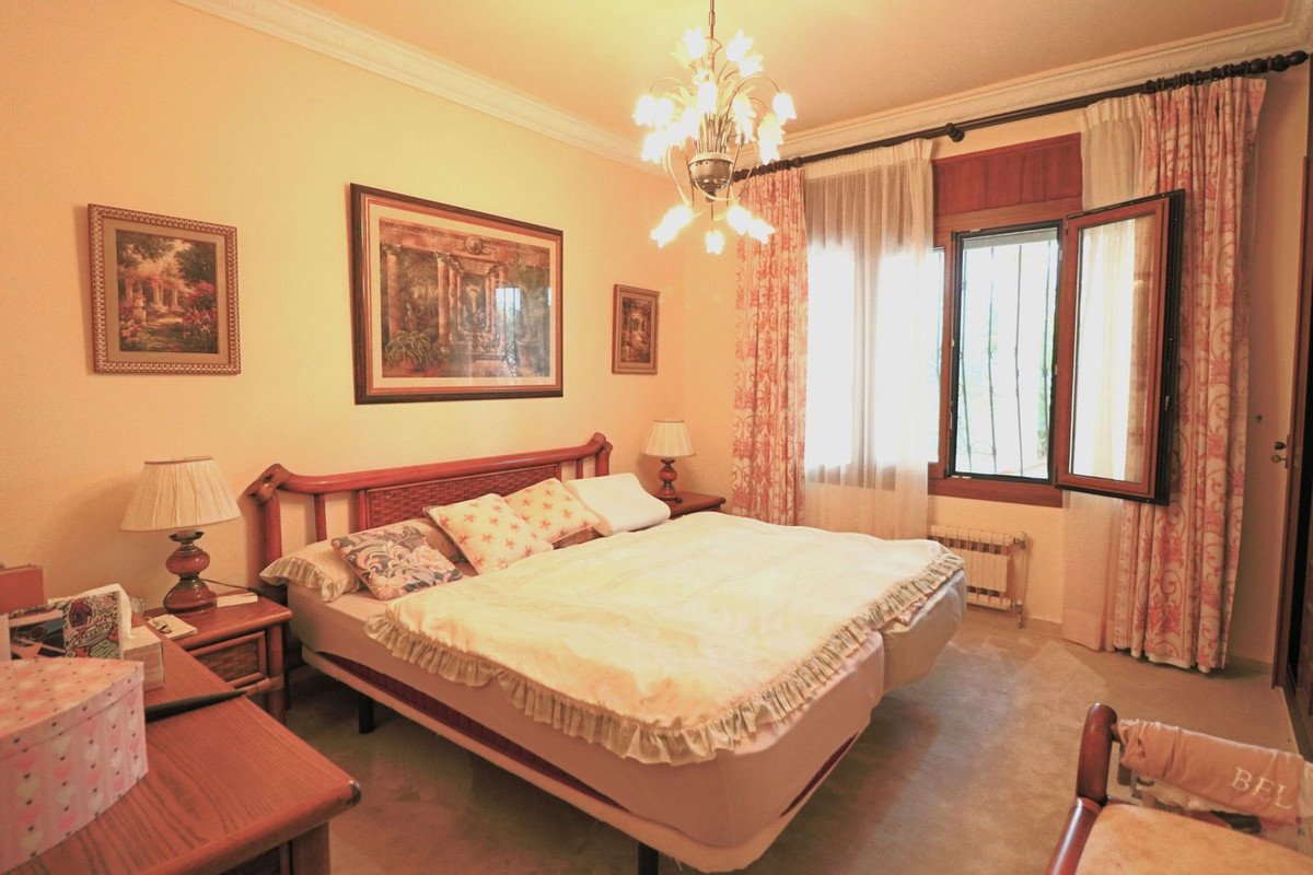 6 Bed Detached Villa in El Paraiso