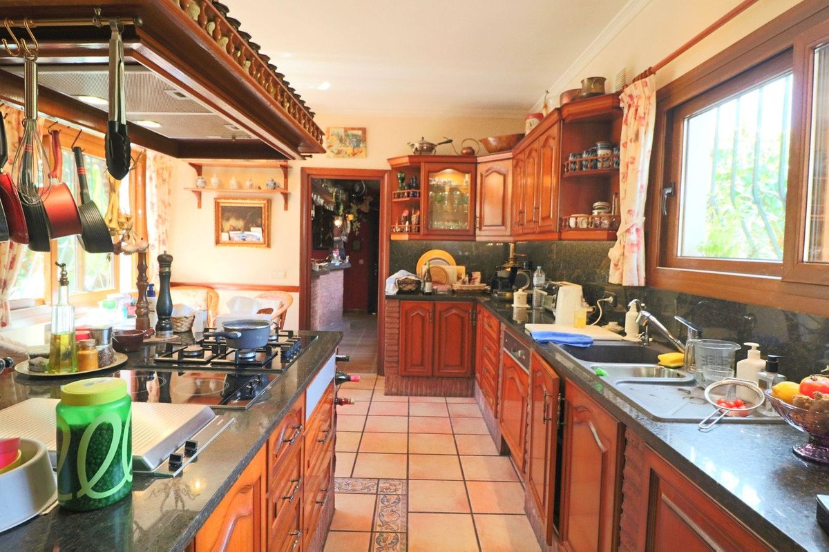 6 Bed Detached Villa in El Paraiso