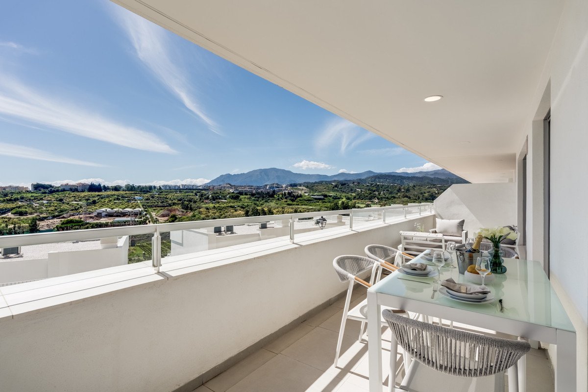 2 Bed Middle Floor Apartment in Estepona