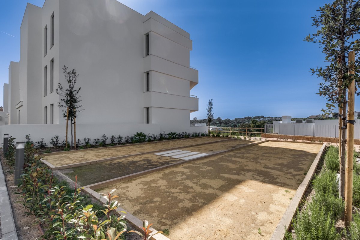 2 Bed Middle Floor Apartment in Estepona