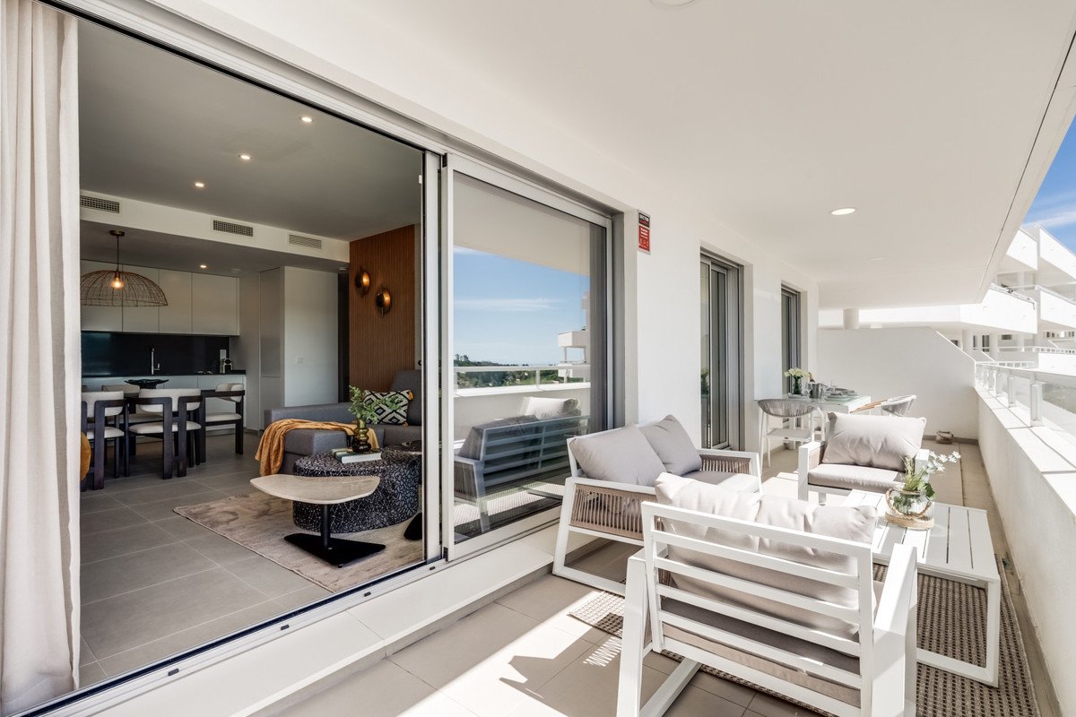 2 Bed Middle Floor Apartment in Estepona