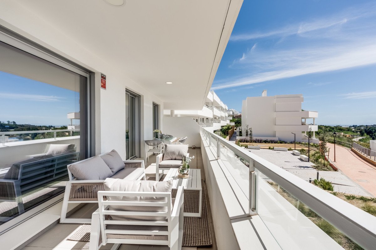 2 Bed Middle Floor Apartment in Estepona