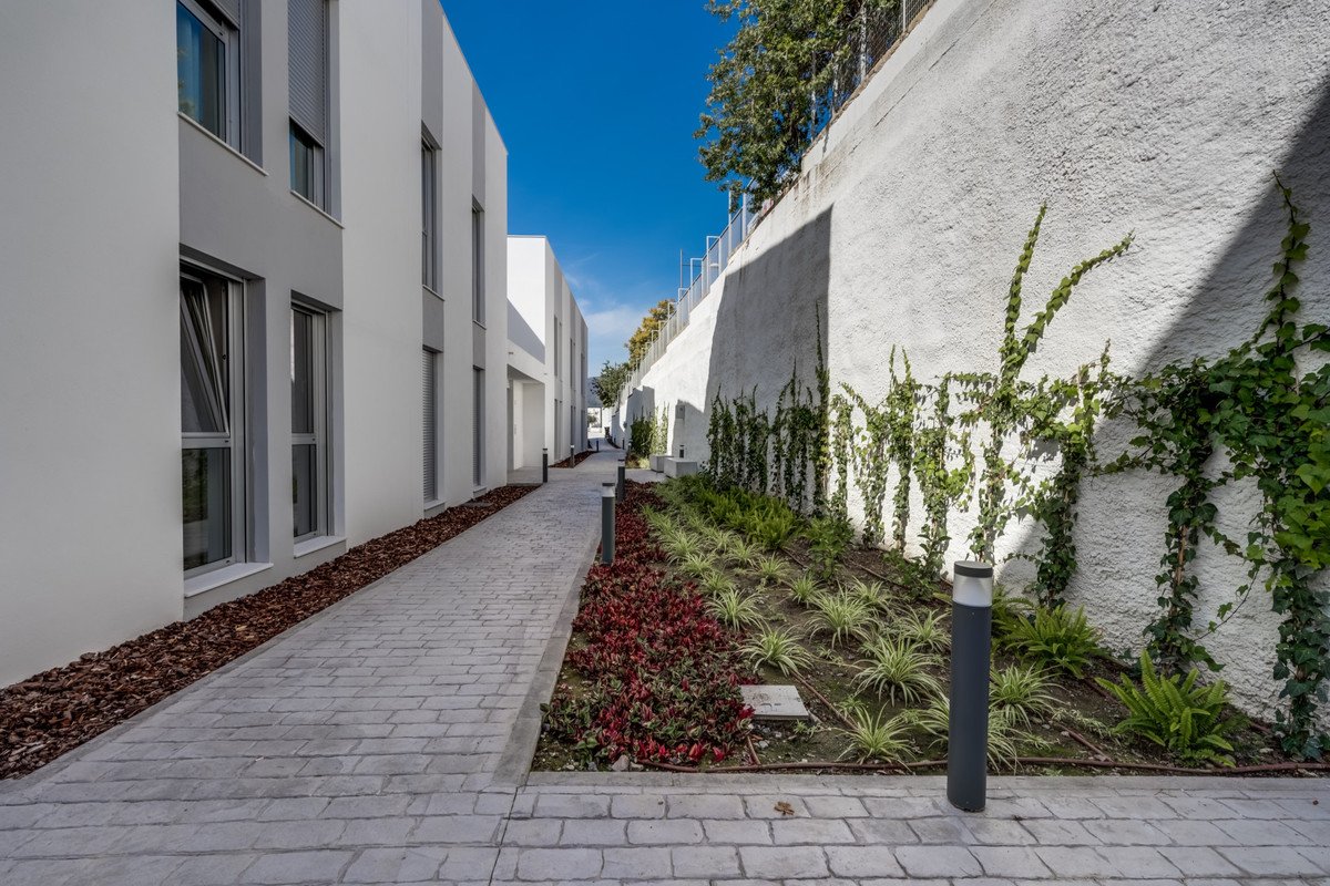2 Bed Middle Floor Apartment in Estepona