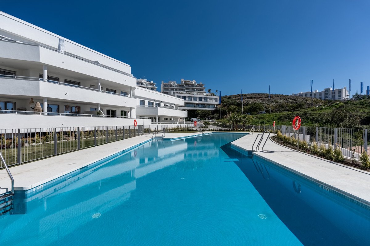 2 Bed Middle Floor Apartment in Estepona