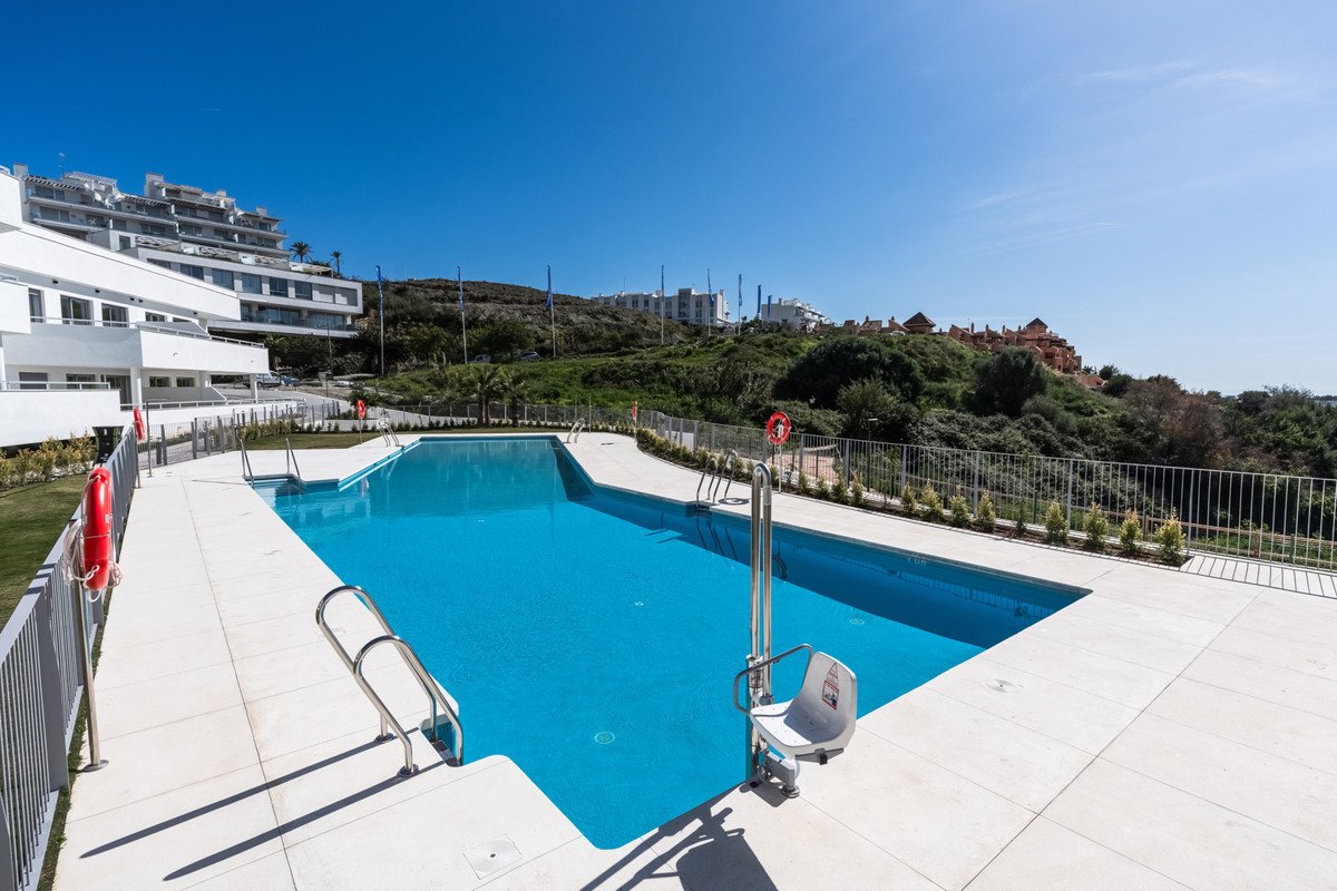 2 Bed Middle Floor Apartment in Estepona
