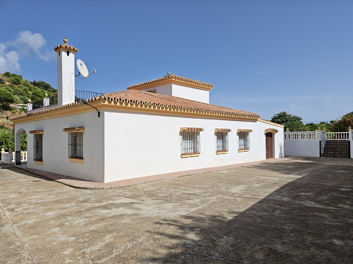3 Bed Detached Villa in Estepona