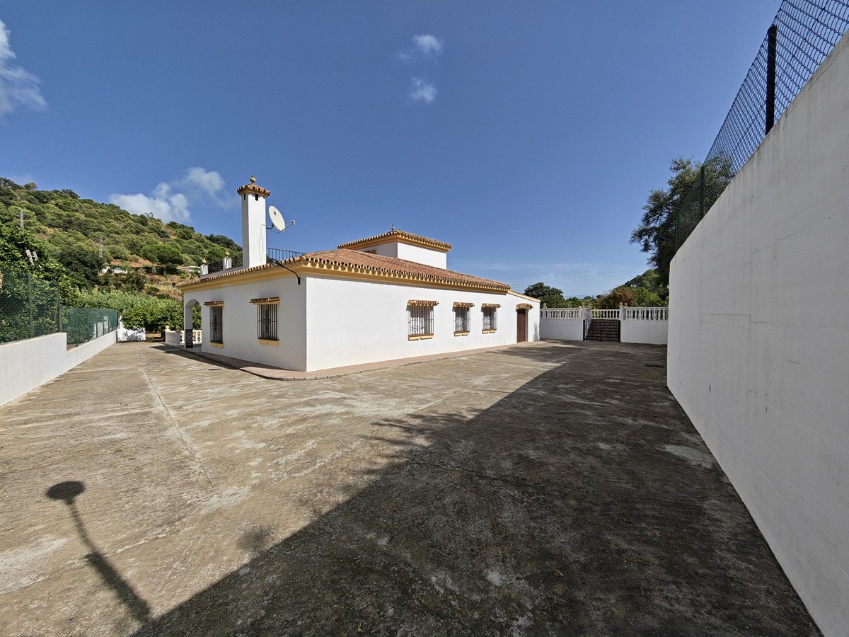 3 Bed Detached Villa in Estepona