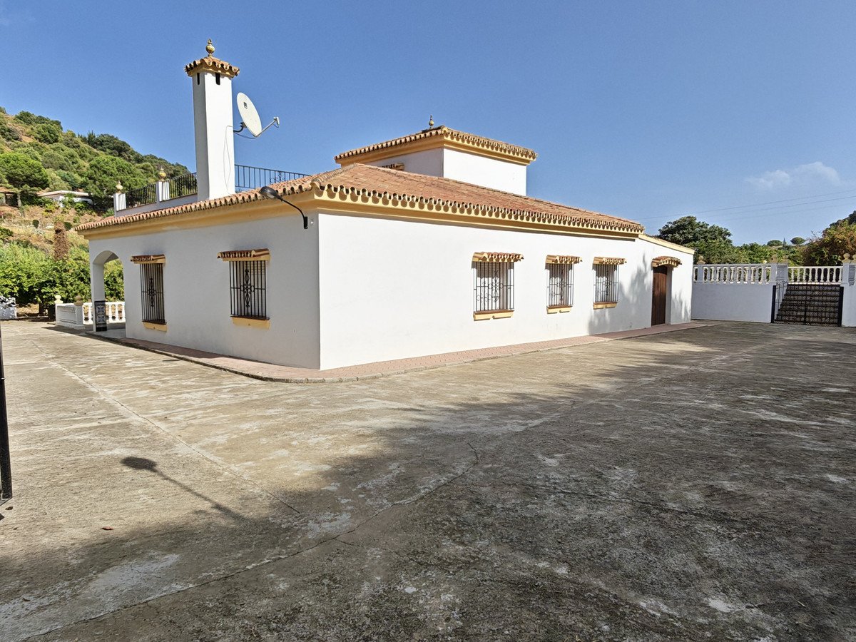 3 Bed Detached Villa in Estepona